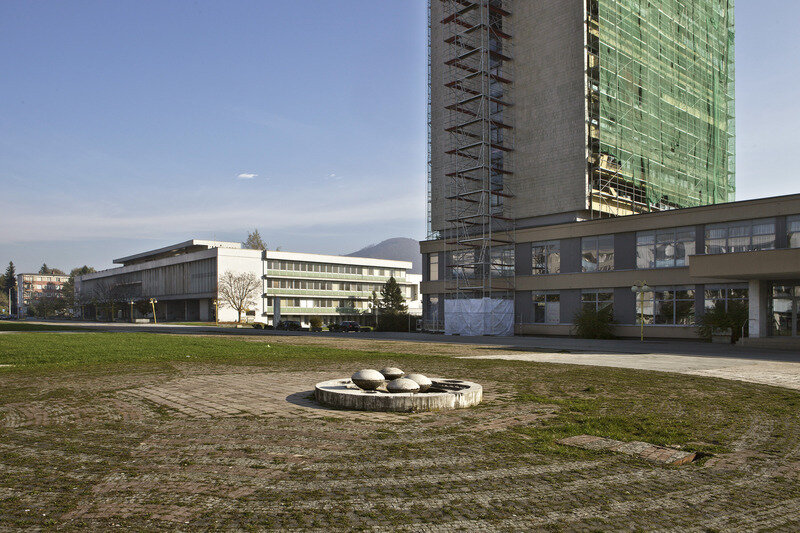 Fontána pred hotelom Lux